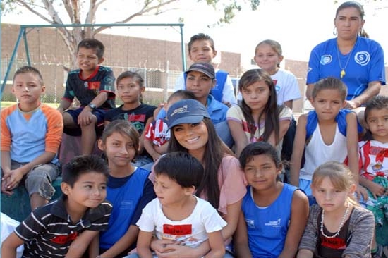 Miss Universo brinda apoyo a niños y jóvenes pobres