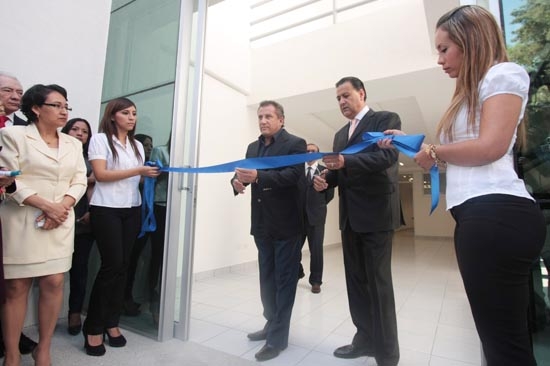 Enrique Agüera hizo entrega de edificios y aulas en Maratón de obras BUAP 2011