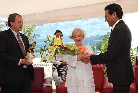 Rector de la BUAP entrega reconocimientos a Elena Poniatowska y Luis Carreño