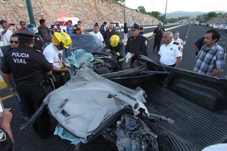 Aparatosa volcadura de una camioneta en el Periférico