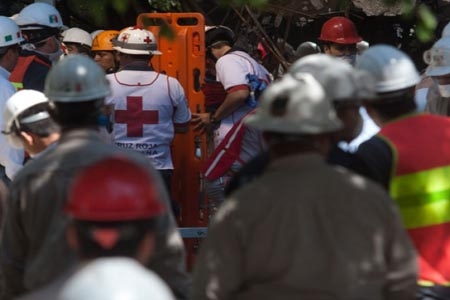 Llega a 37 cifra de muertos por explosión en Torre de Pemex