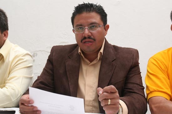 Funcionarios estatales amagan a ediles para imponer líder del PRD en Puebla: Cotoñeto