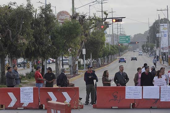Vecinos bloquean calzada Ignacio Zaragoza; exigen puente peatonal