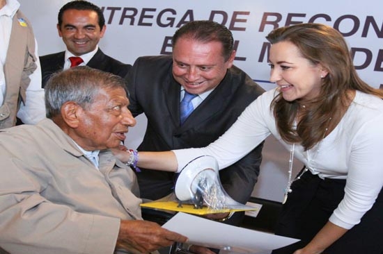 Martha Erika Alonso entregó reconocimientos a adultos mayores atletas