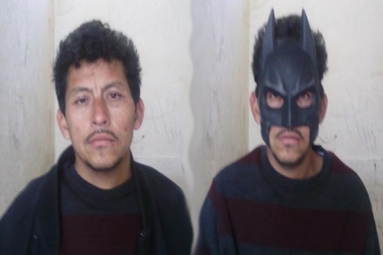 Asaltaba misceláneas con máscara de Batman