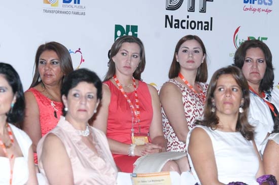 Martha Erika Alonso acude a cumbre de presidentas DIF del país