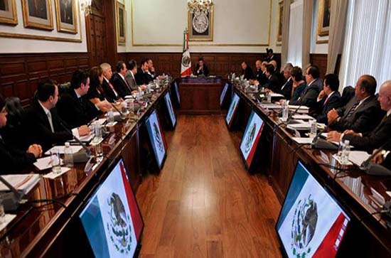 Peña Nieto analiza con gabinete primer informe y presupuesto de 2014