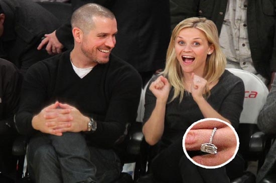 Reese Witherspoon presume anillo de compromiso