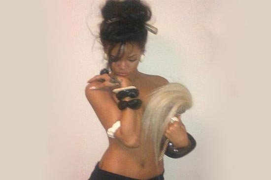 Rihanna publica foto sexy en Twitter