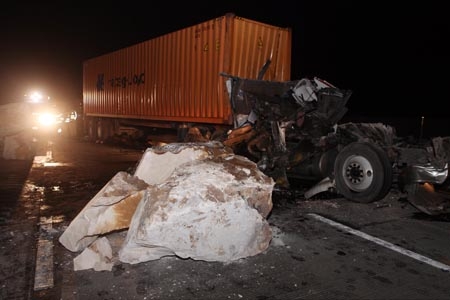 Chofer murió al impactar su tráiler contra camión con piedras de mármol en autopista a Orizaba
