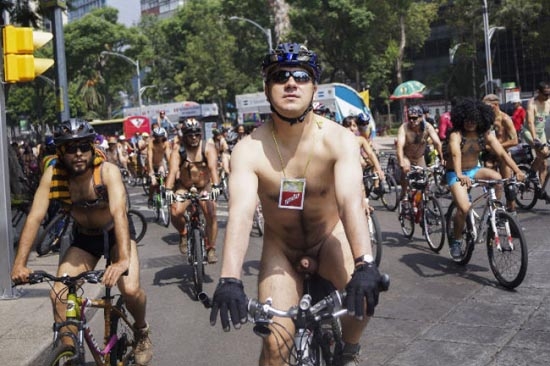 Ruedan desnudos por el DF, exigen respeto a automovilistas