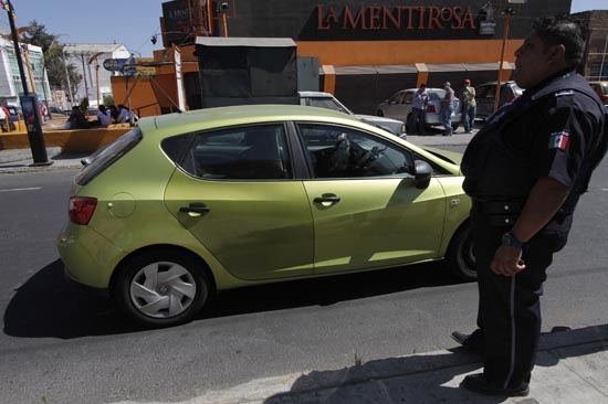 Sujetos en motocicleta atracan y balean a automovilista en la colonia Santiago