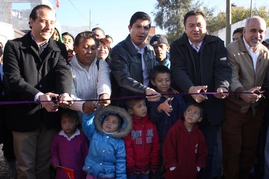 Eduardo Rivera entrega calle en colonia antorchista