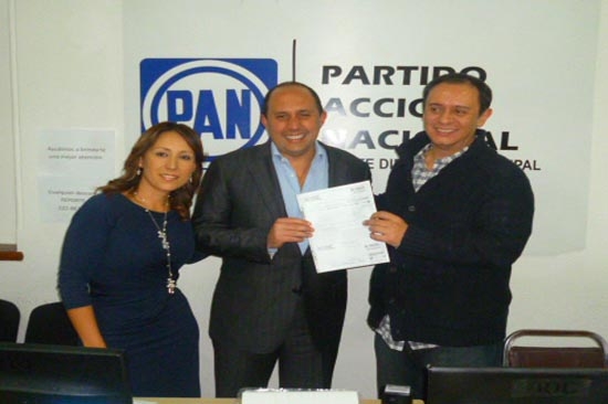 Fernando Manzanilla refrenda militancia en el PAN