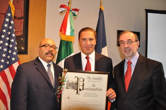 Autoridades de Nueva York entregan a RMV proclamas relativas a la Batalla de Puebla