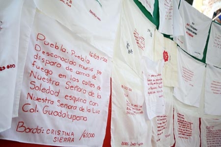 Iniciativa Bordando por la Paz en el Centro Histórico de Puebla