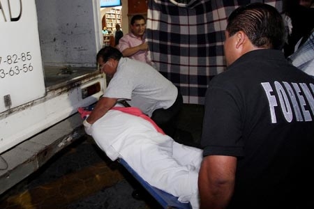 Escribió 50 mensajes, se vistió de blanco y luego se suicidó en un cuarto de hotel