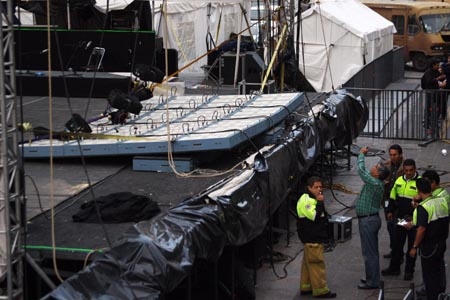 Cayó escenario y pantalla colocada en el zócalo de Puebla por el fuerte viento