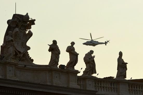 Benedicto XVI se despide, jura “obediencia incondicional” al nuevo Papa