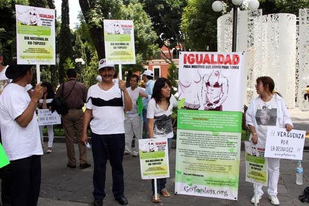 Movimiento Go Topless se manifestó en el zócalo de Puebla