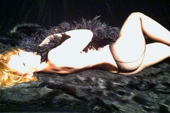 Kyle Minogue se desnuda en Twitter