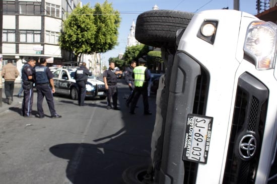 Choque y volcadura en las inmediaciones de la Arena Puebla