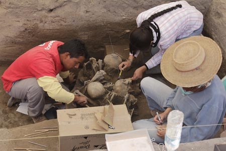 Hallan otro entierro prehispánico en el centro de San Andrés Cholula