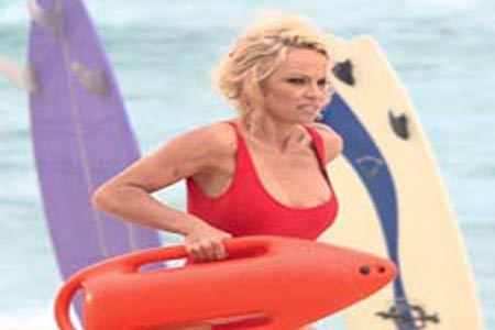 Pamela Anderson resurge como guardián de la bahía