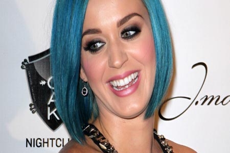 Katy Perry firma divorcio con carita feliz