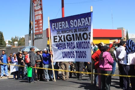Habitantes de Amozoc bloquean carretera a Tehuacán, exigen agua potable