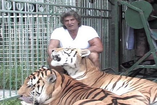 Tarzán detenido por la policía, tenía tigre y leopardo en casa