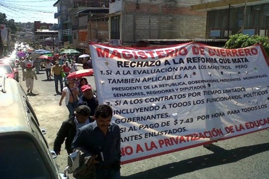 Maestros de Guerrero se van a paro laboral en rechazo a reforma educativa