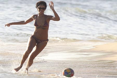 Rihanna juega futbol en bikini