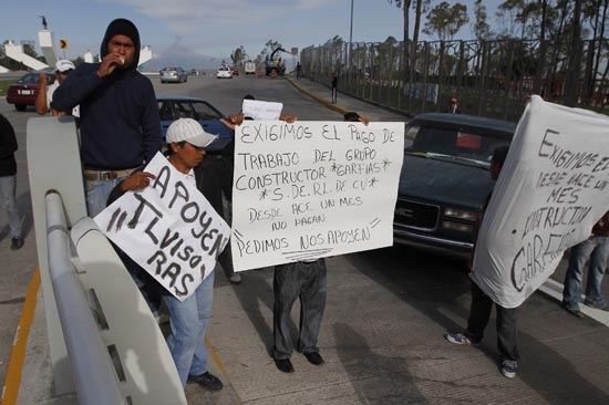 Trabajadores cierran Viaducto Zaragoza para exigir a constructora el pago de sus sueldos caídos