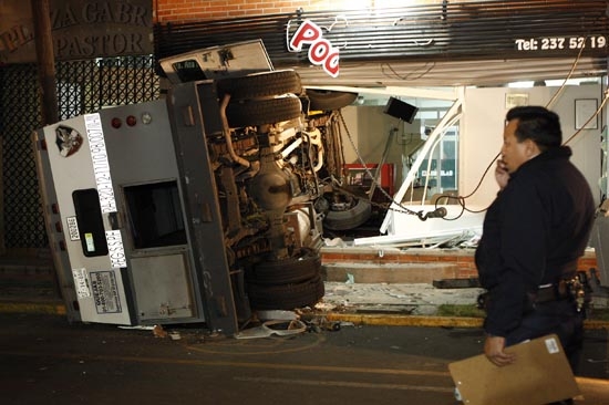Volcadura de camioneta de valores en la colonia Huexotitla, tres personas lesionadas