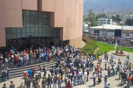 Movimiento Popular toma Congreso de Guerrero y bloquea Autopista del Sol