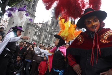 Fiesta de Carnaval en Puebla, el colorido de los Huehues