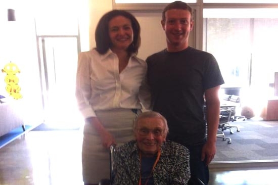 Facebook presume abuela de 101 años