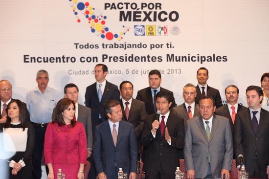 Edil de Puebla entrega agenda municipalista al Pacto por México
