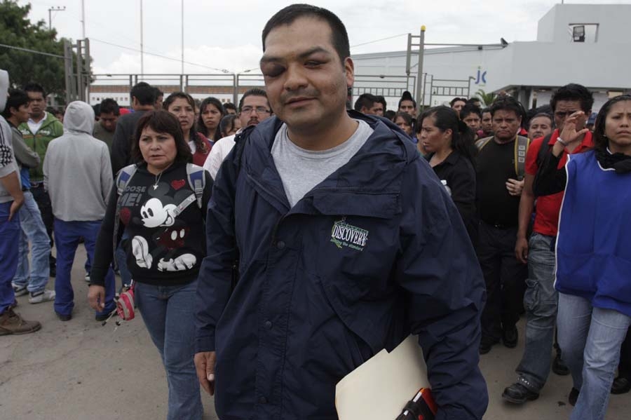 Liberan golpeados a los 2 trabajadores que estaban retenidos en Johnson Controls