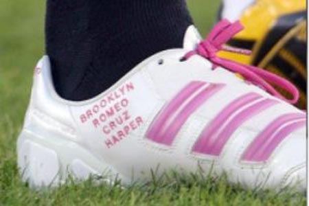 David Beckham lleva a sus hijos en los pies