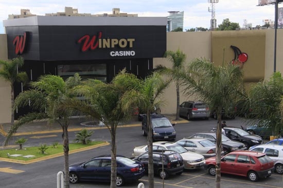 Asaltan a personal y clientes del casino Winpot; se llevan 700 mil pesos