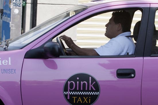 Taxi Pink: mujeres abandonan el proyecto y entran hombres al relevo