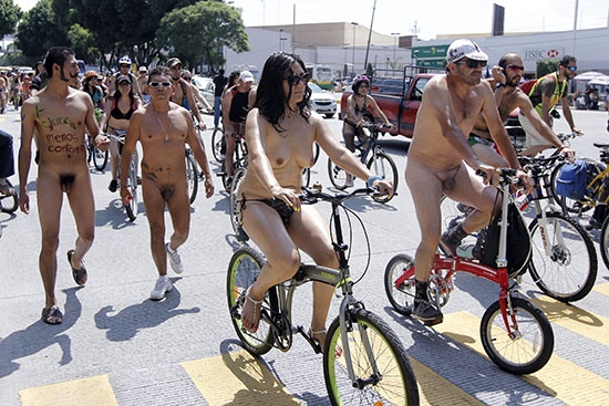Ciclistas desfilan desnudos por las calles de Puebla