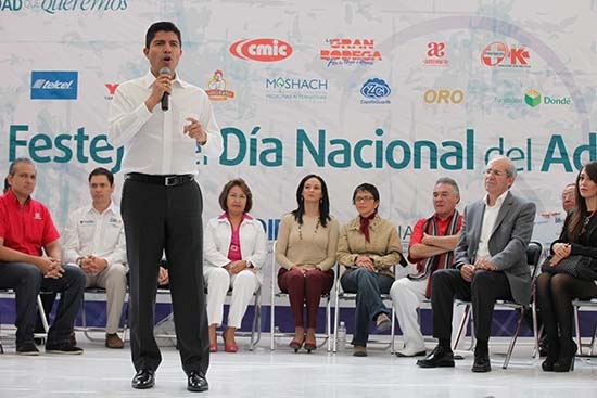 Ayuntamiento festeja a los abuelos en el zócalo de Puebla