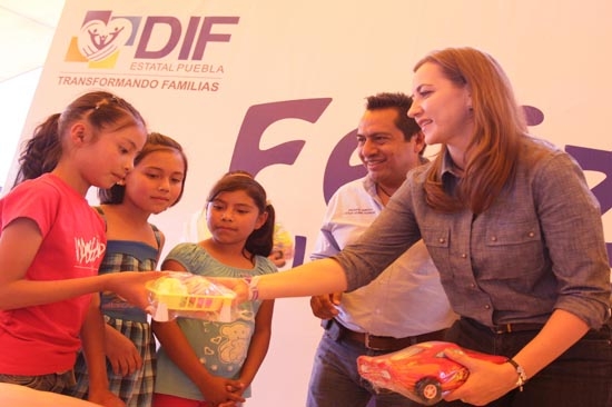 Martha Erika Alonso entregó 7 mil juguetes en Teteles y Teotlalcingo