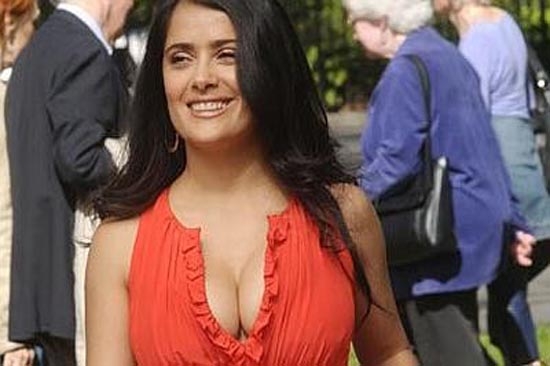 Salma Hayek, feliz con sus senos