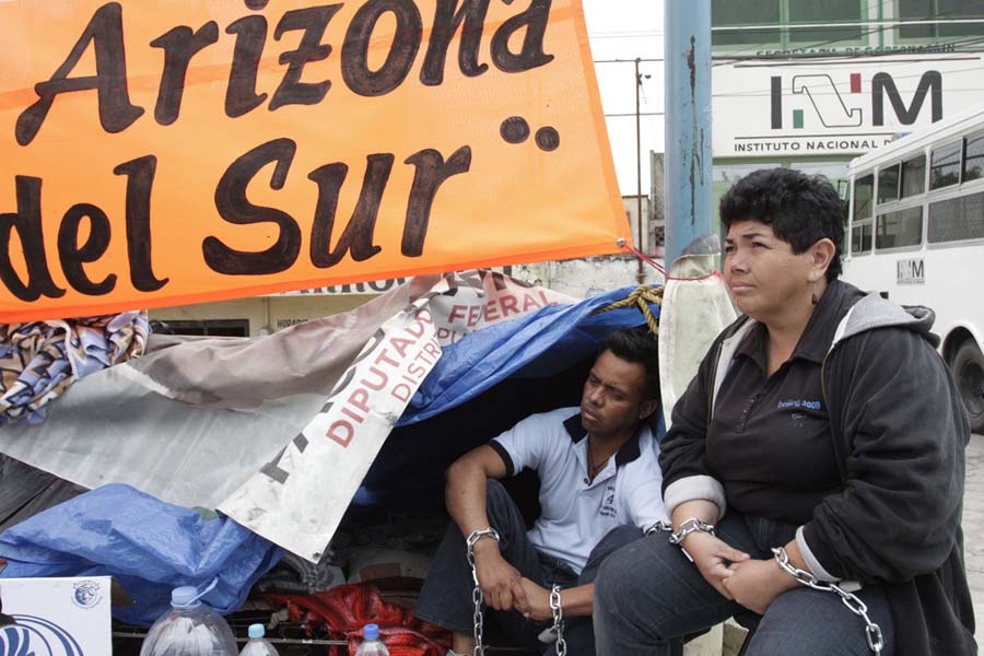 Activista social se encadena en apoyo al periodista Irineo Mujica en el INM