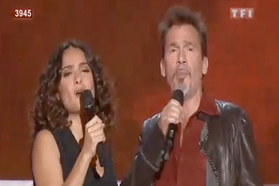 Salma Hayek también le hace a la cantada