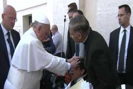 Papa Francisco realiza exorcismo a niño en El Vaticano